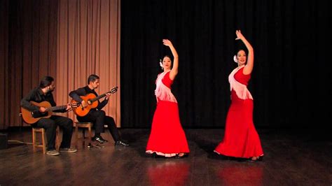 Entre Dos Aguas - Một bản Flamenco đầy mê hoặc với những giai điệu đầy đam mê và sự rộn ràng của điệu Taranta